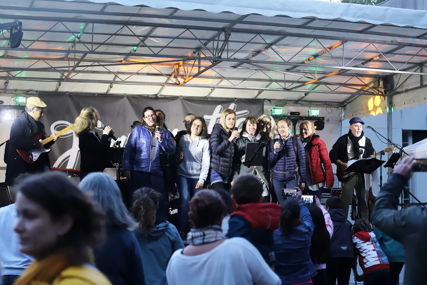 Plusieurs participantes chantent avec Franquette aux Molières