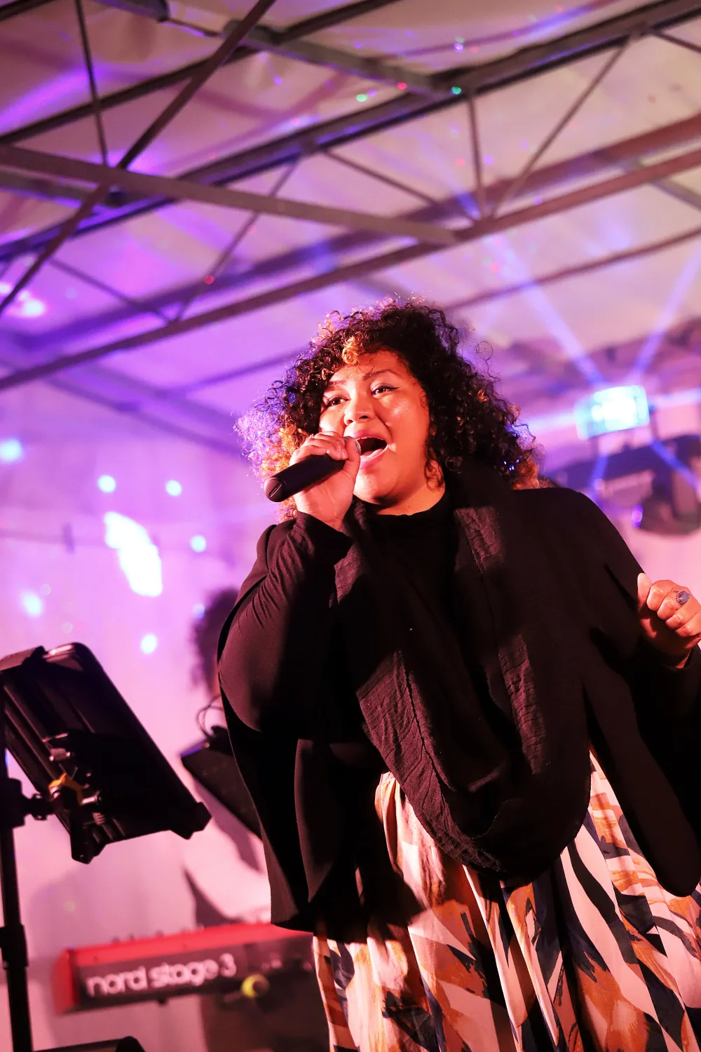 Une chanteuse du public prend le micro accompagnée par Franquette