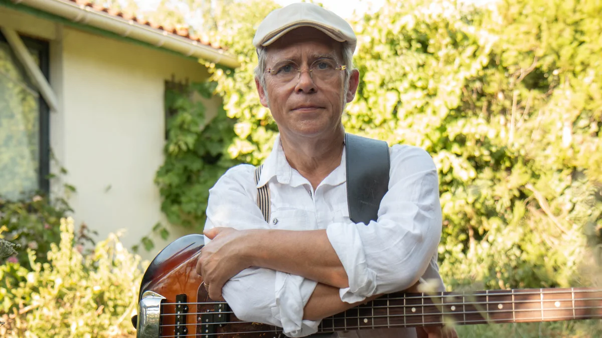 Phil tient sa basse sur scène